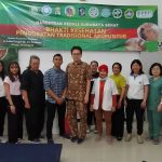 Warga Bubutan Antusias Menjalani Pengobatan Akupunktur Tradisional