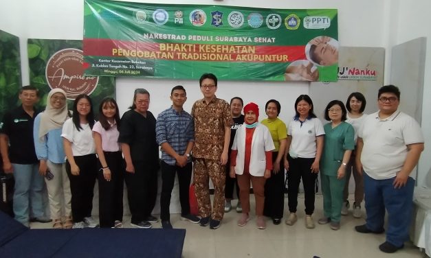 Warga Bubutan Antusias Menjalani Pengobatan Akupunktur Tradisional